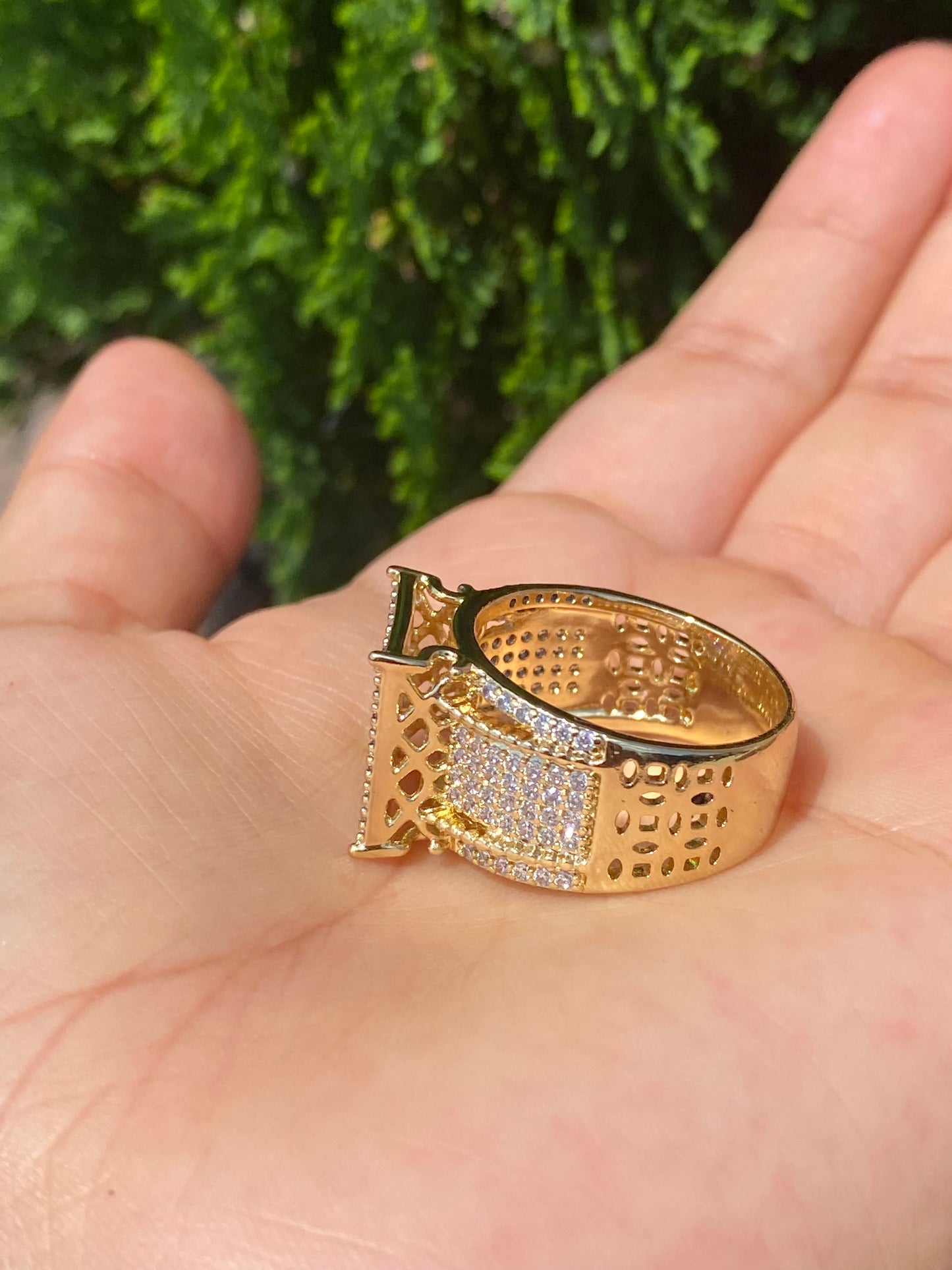 Royal ring with Stones no green skin